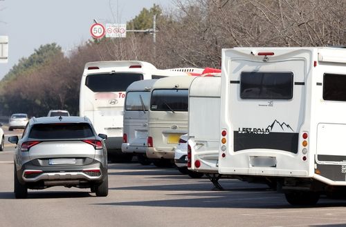 경인아라뱃길 공영주차장에 주차된 캠핑카·버스