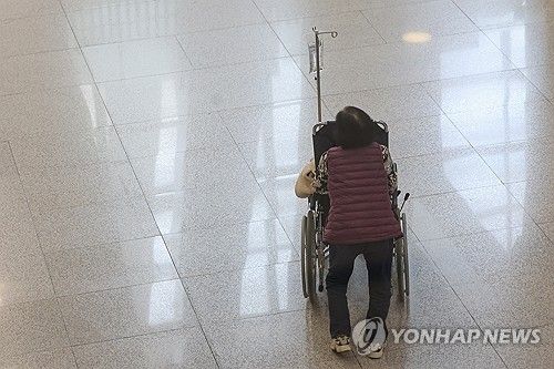 대학병원서 이동하는 환자와 보호자