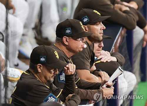 경기 지켜보는 마이크 실트 감독