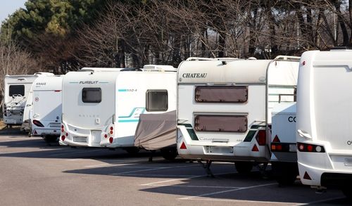 경인아라뱃길 공영주차장에 주차된 캠핑카