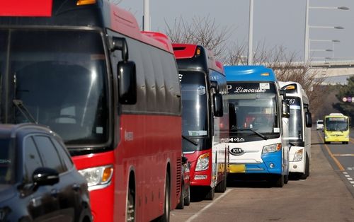 경인아라뱃길 공영주차장에 주차된 버스
