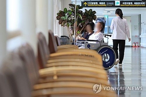 대학병원서 이동하는 의료 관계자