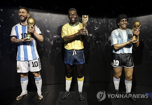  남미축구연맹(CONMEBOL) 박물관에 전시된 리오넬 메시, 펠레, 디에고 마라도나의 밀랍인형.