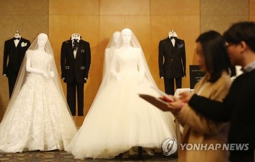 결혼박람회 관람하는 부부