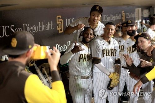 단체 사진을 찍는 김하성, 스넬 등 샌디에이고 선수들