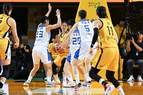 KB와 우리은행의 경기 모습. 