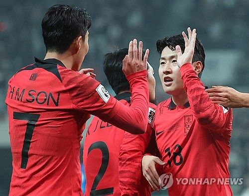 하이파이브하는 손흥민-이강인