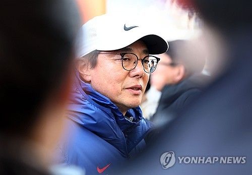 취재진 질문에 답하는 황선홍 임시 감독