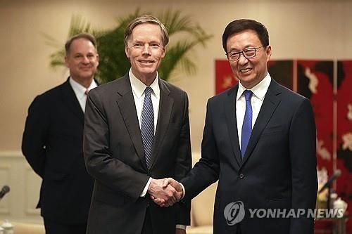 번스 주중 미 대사와 악수하는 한정 부주석 