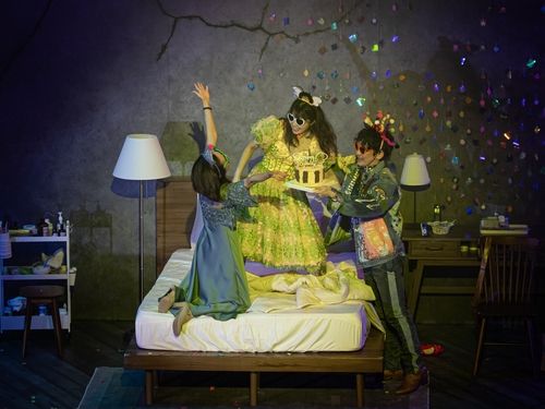 연극 '비' 레이 연기하는 강기둥(오른쪽)