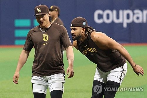 팀 동료와 훈련하는 김하성