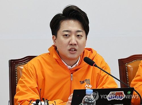 발언하는 이준석 대표