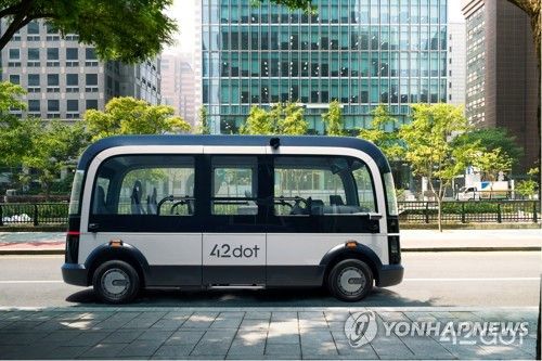 청계천에서 운행하는 포티투닷 자율주행 버스 