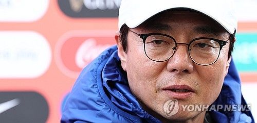 취재진 질문에 답하는 황선홍 임시 감독