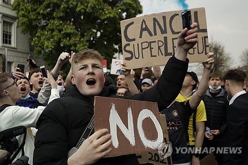 지난 2021년 슈퍼리그 출범 반대하는 시위 벌이는 첼시 팬들
