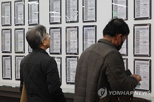 일자리 게시판 살펴보는 구직자들