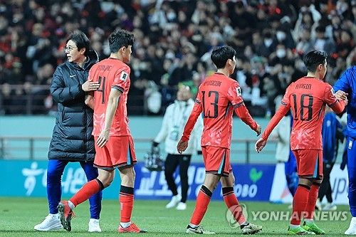 선수들 격려하는 황선홍 임시 감독