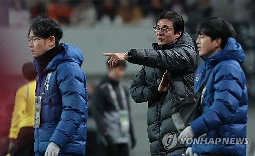 작전 지시하는 황선홍 임시 감독