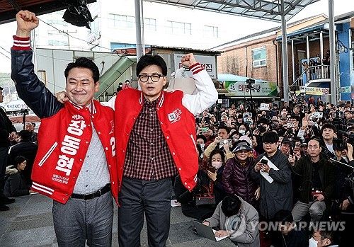 보령 중앙시장 방문한 한동훈 비대위원장과 장동혁 후보