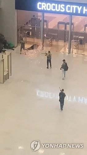 러시아 공연장 총쏘는 괴한