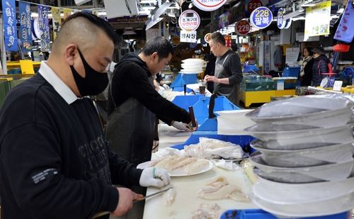 지난 21일 무료 광어회를 준비하는 어시장 상인들