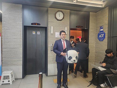 '푸바오' 탈 들고 면접장 찾은 홍정석 용인을 예비후보