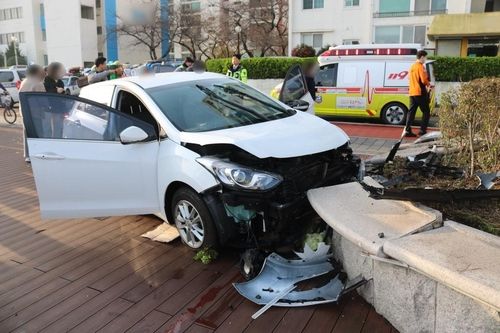 인도로 돌진한 승용차