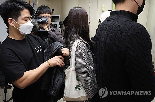 작년 11월 러시아 소매치기 범행 장면 재연하는 경찰