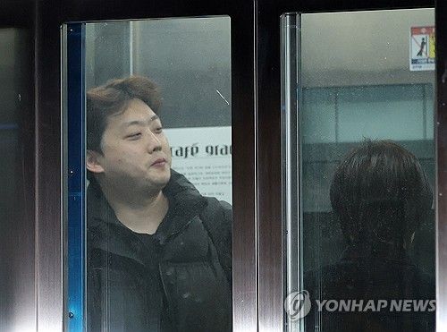 취재진 피해 이동하는 박단 대전협 회장