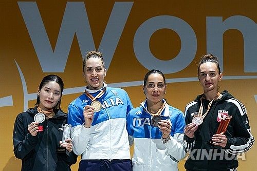 난징 여자 에페 월드컵 개인전에서 준우승한 송세라(왼쪽)