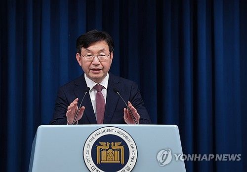 민생 토론 관련 브리핑하는 성태윤 정책실장