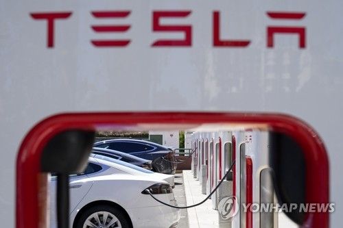 테슬라 차량 충전 모습
