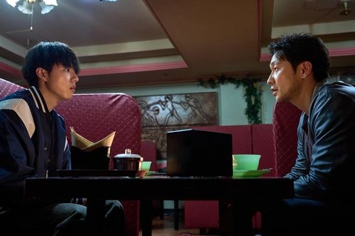 '댓글부대'의 김동휘(왼쪽)