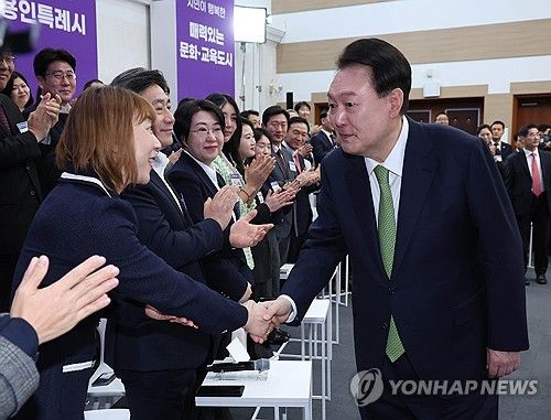 윤석열 대통령, 민생토론회 참석자와 인사