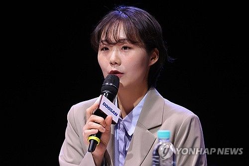 인사말하는 신혜빈 번역가