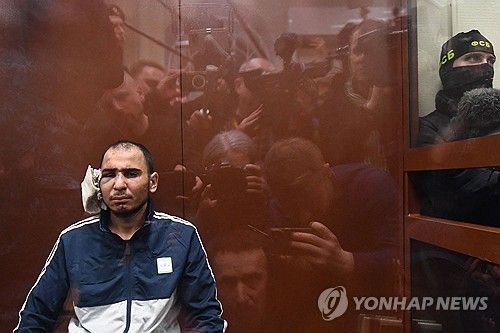붕대 붙인 채로 법정 출석한 러시아 테러 피의자