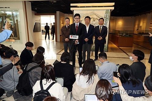 전국의대교수협 회장단 간담회 후 취재진 질문에 답하는 한동훈 위원장