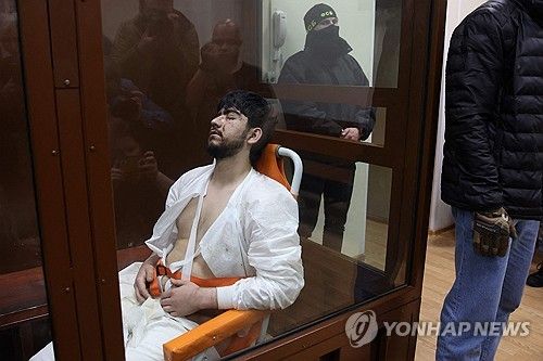 휠채어 앉은 채로 법정 출석한 모스크바 테러 피의자