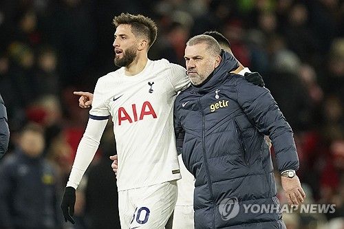 벤탄쿠르(왼쪽)와 포스테코글루 토트넘 감독