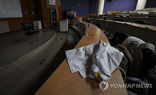 '의과대학 교수 집단 사직 시작'…교수도 학생도 없는 의대 강의실