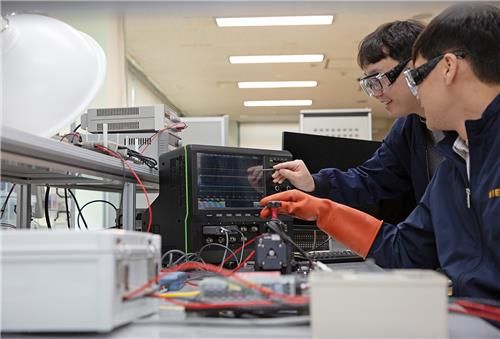 연구진이 분산자원에 대한 직류배전 고장 특성을 분석하는 모습