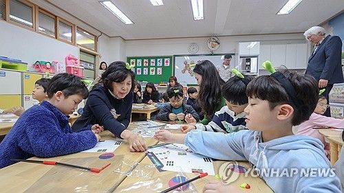 강정애 장관, 늘봄학교 일일강사 참여 수업 방문