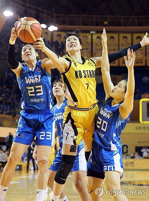 슛 시도하는 KB 박지수