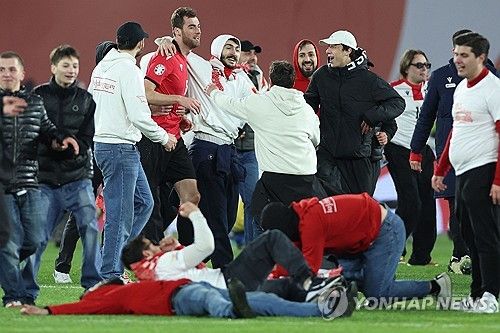 본선행 자축하는 조지아 선수들과 팬들
