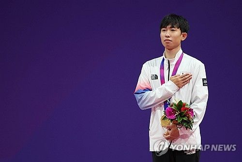 금메달 목에 걸고