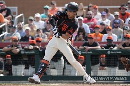 MLB 첫 시범경기서 안타 치는 이정후