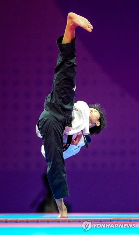항저우 아시안게임서 발차기 선보이는 품새 강완진