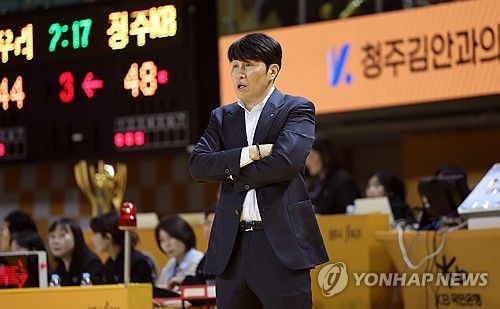 경기 지켜보는 우리은행 위성우 감독