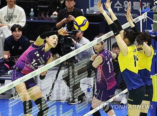 공격하는 김연경