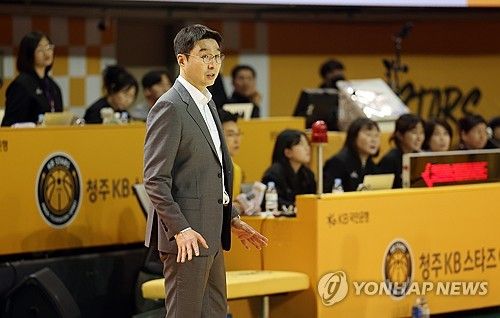 경기 지켜보는 KB 김완수 감독